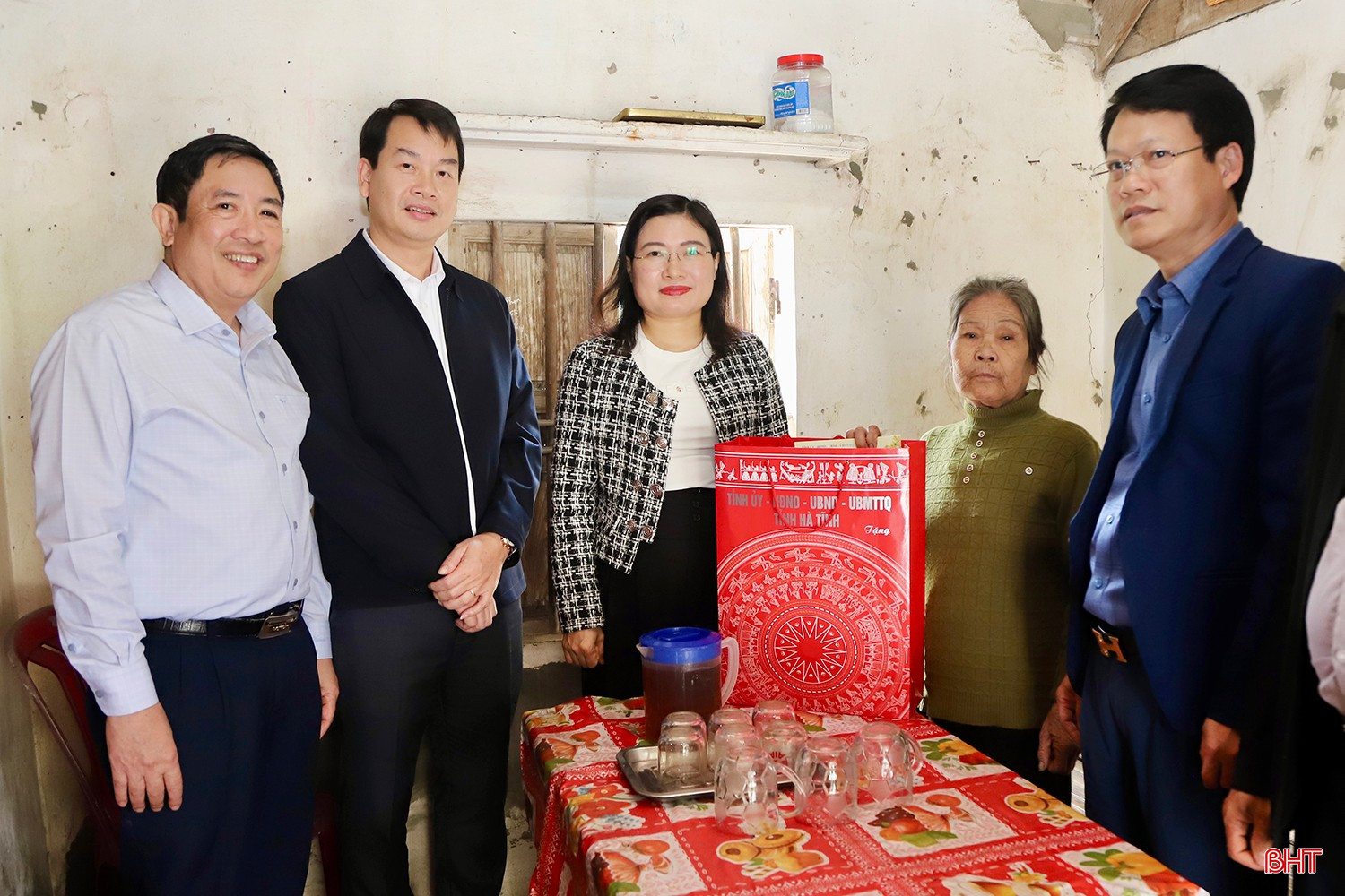 Đoàn cũng đã đến chúc Tết, tặng quà cho bà Nguyễn Thị Châu (SN 1950, trú thôn Yên Thông, xã Tiên Điền). Bà Châu là thương binh có tỷ lệ thương tật 26%.