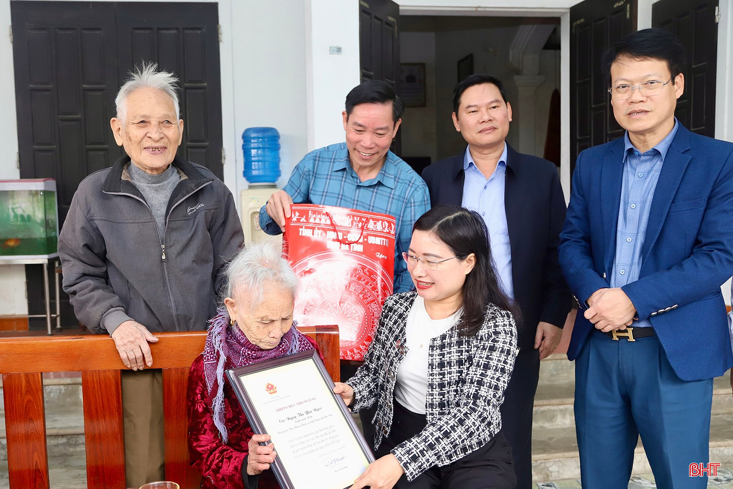 Đoàn cũng đã đến chúc thọ, tặng quà cụ Ngụy Thị Yến Ngọc (thôn Khang Thịnh, xã Nghi Xuân) - năm nay tròn 90 tuổi.