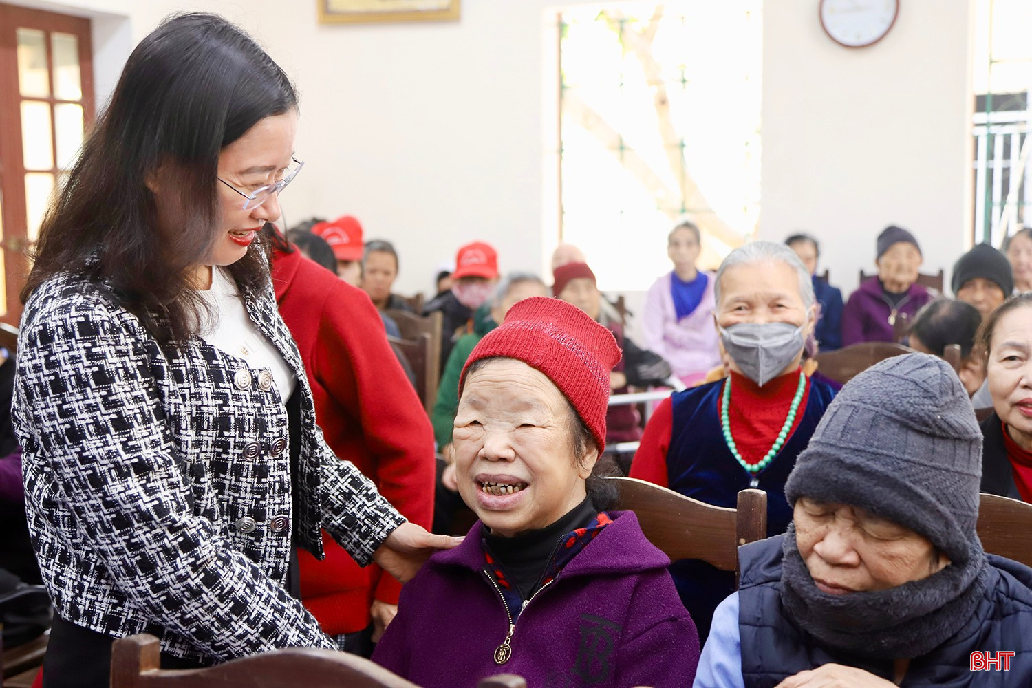 Phó Chủ tịch UBND tỉnh Nguyễn Thị Nguyệt ân cần hỏi thăm các cụ đang sinh hoạt tại Trung tâm Điều dưỡng người có công và bảo trợ xã hội Hà Tĩnh.