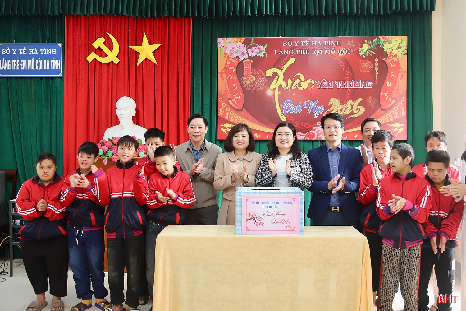 Phó Chủ tịch UBND tỉnh Nguyễn Thị Nguyệt và đoàn tặng quà tại Làng Trẻ em mồ côi Hà Tĩnh.