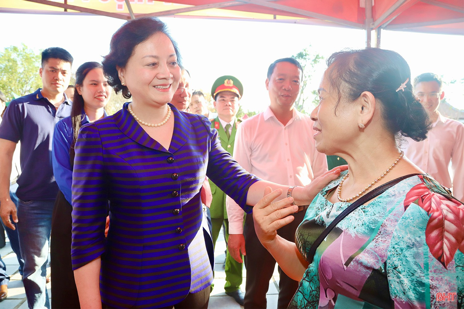 Phó Thủ tướng Chính phủ Phạm Thị Thanh Trà động viên các chủ cơ sở mạnh dạn mở rộng sản xuất, đầu tư máy móc và kỹ thuật hiện đại vào chế biến sâu các sản phẩm nhằm nâng cao chất lượng và giá trị kinh tế.