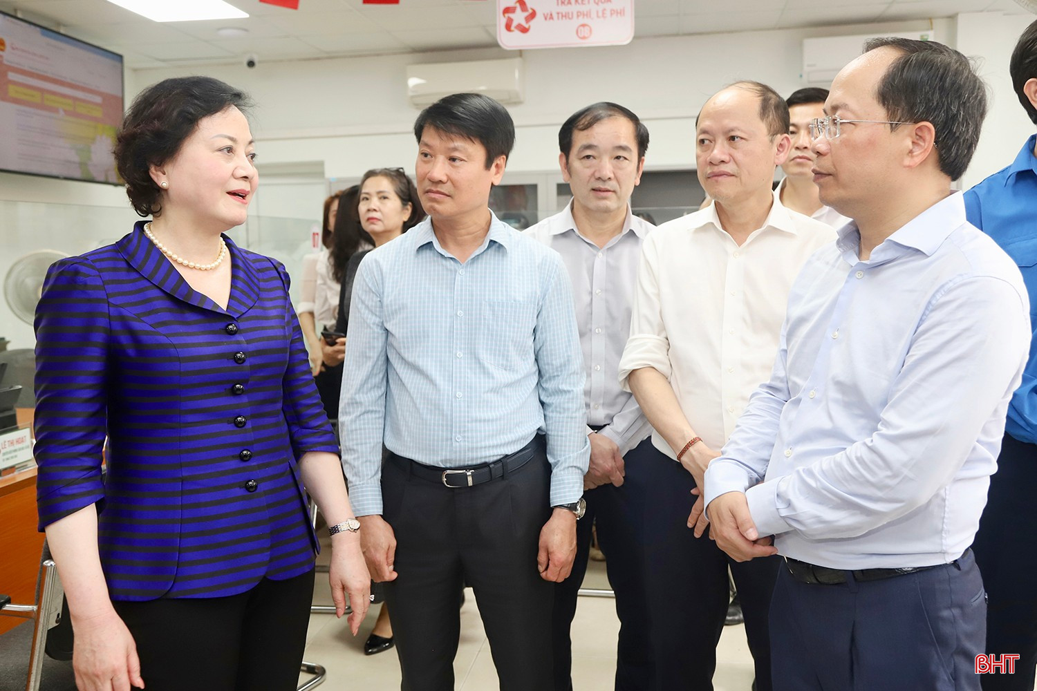 Phó Thủ tướng Chính phủ Phạm Thị Thanh Trà và đoàn công tác kiểm tra việc vận hành tại Trung tâm Phục vụ Hành chính công phường Thành Sen.