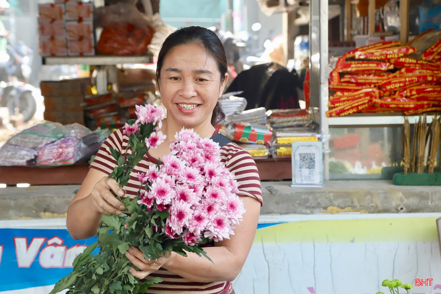 Dẫu bận rộn, nhưng trên môi mỗi người đi chợ đều nở nụ cười tươi tắn, bởi sau một năm bôn ba, họ lại được quây quần, mua sắm chuẩn bị cho những ngày đoàn viên ý nghĩa.
