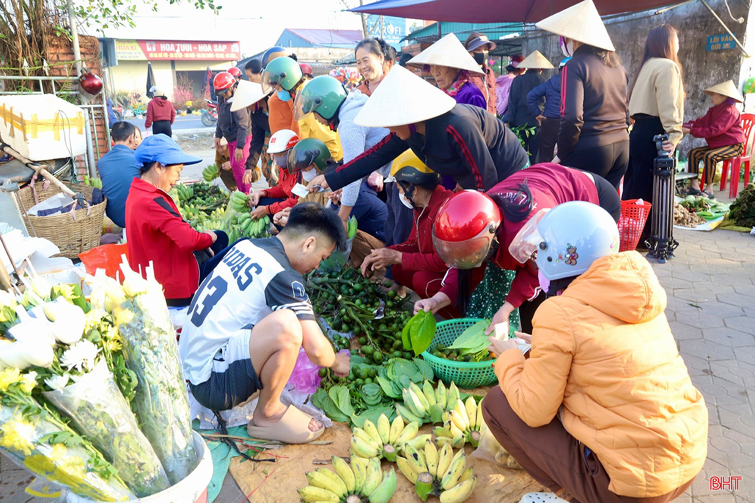 Phiên chợ quê vào những ngày áp Tết là một nét đẹp văn hóa truyền thống trong đời sống của mỗi người dân. Dù cuộc sống hiện đại có nhiều đổi thay, nhưng giá trị tinh thần và cảm xúc mà chợ quê mang lại vẫn luôn vẹn nguyên trong trái tim mỗi người...