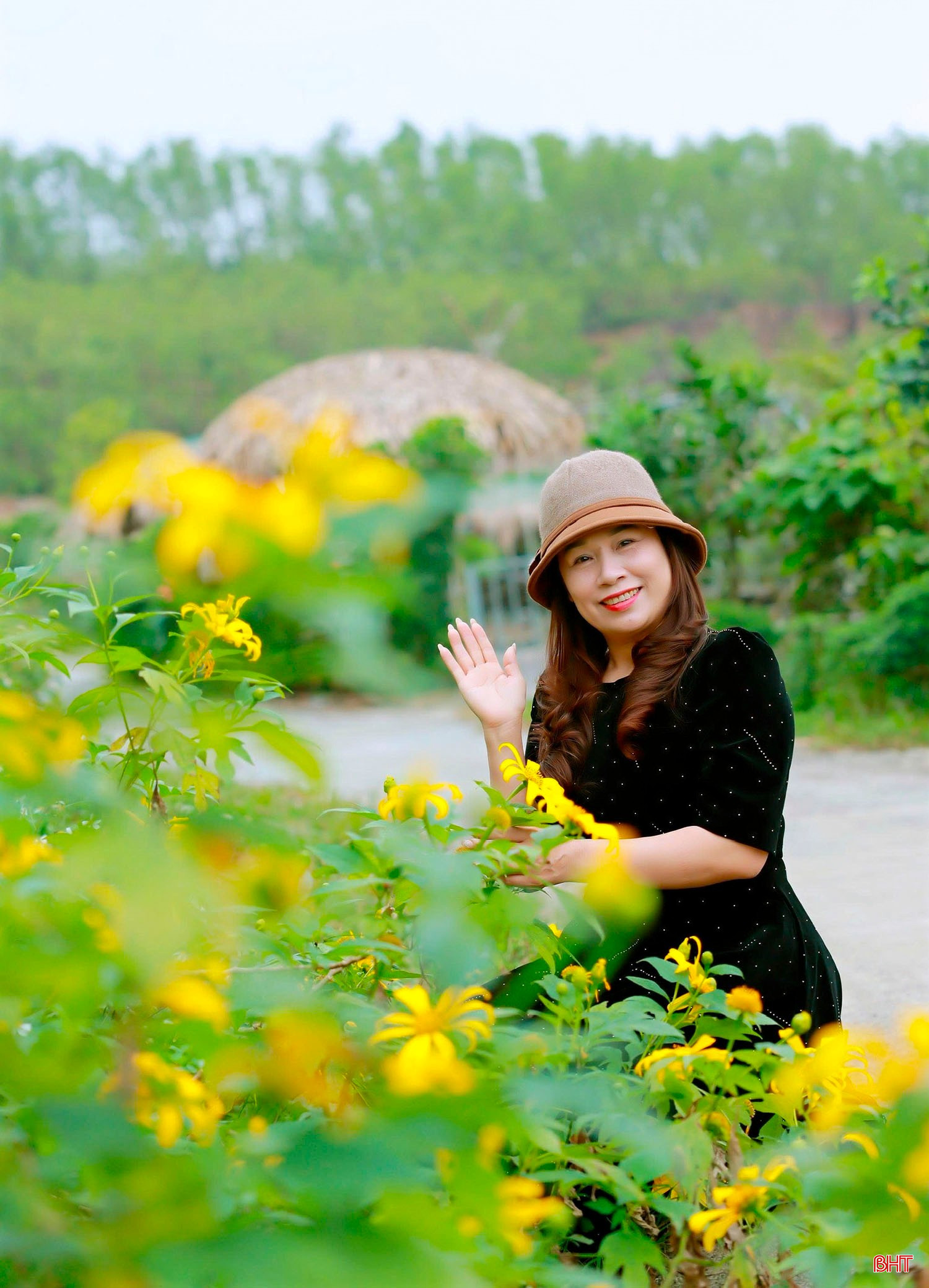 មិនចាំបាច់ធ្វើដំណើរទៅដល់តំបន់ខ្ពង់រាបកណ្តាលទេ នៅតំបន់ទេសចរណ៍អេកូឡូស៊ីដាបាក់នៅពេលនេះនៃឆ្នាំ អ្នកទេសចរអាចរីករាយនឹងការកោតសរសើរ និងថតរូបជាមួយផ្កាឈូករ័ត្នព្រៃ ដែលលាបជ្រុងមួយនៃជម្រាលភ្នំពណ៌លឿង។ bqbht_br_a11.jpg