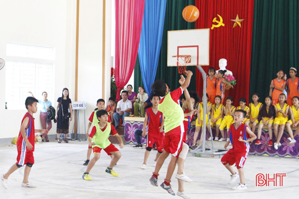 Sôi nổi vòng chung kết Giải bóng rổ học sinh tiểu học ở Thạch Hà