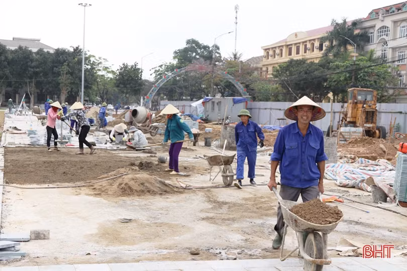 Hối hả công trường chỉnh trang Quảng trường thành phố Hà Tĩnh