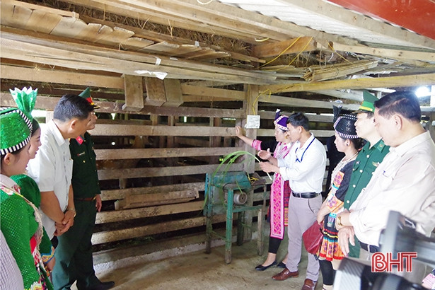 Người dân bản Thoọng Pẹ tham quan khu dân cư mẫu, vườn mẫu tại Hà Tĩnh