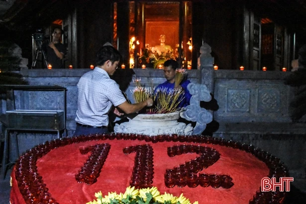 Tuổi trẻ Cẩm Xuyên thắp nến tưởng nhớ, tri ân Tổng Bí thư Lê Duẩn