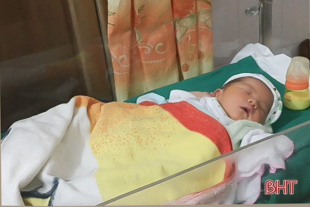 Phát hiện bé trai sơ sinh bị bỏ rơi ở thị trấn Cẩm Xuyên