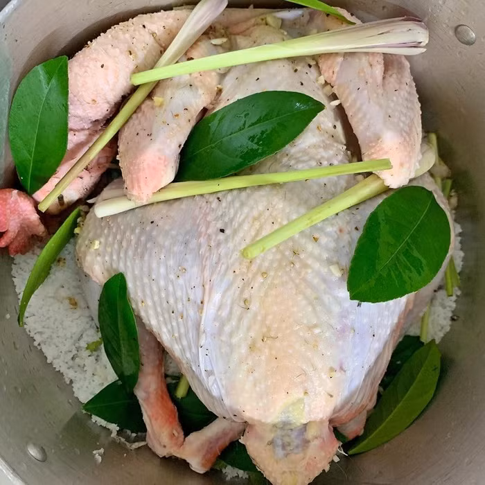 Cách hấp gà bằng muối hạt cực mềm và ngọt thịt, ông xã đi đâu cũng muốn về