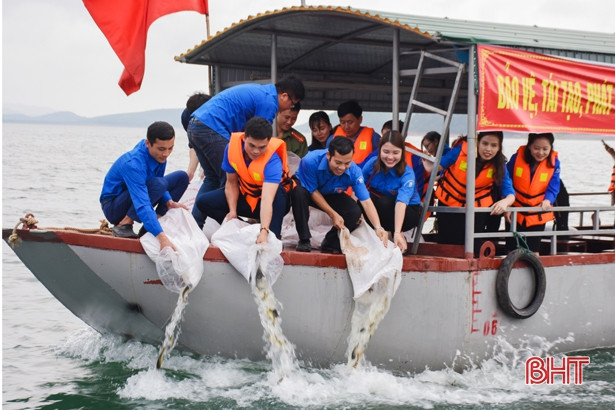 Tuổi trẻ Cẩm Xuyên thắp nến tưởng nhớ, tri ân Tổng Bí thư Lê Duẩn