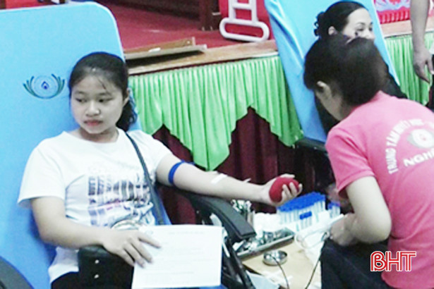 Hơn 600 cán bộ, giáo viên ngành giáo dục Đức Thọ tình nguyện hiến máu