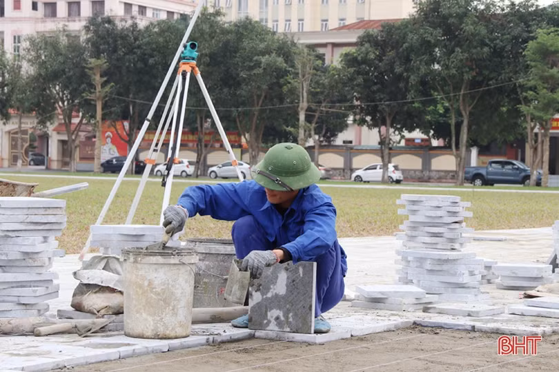 Hối hả công trường chỉnh trang Quảng trường thành phố Hà Tĩnh