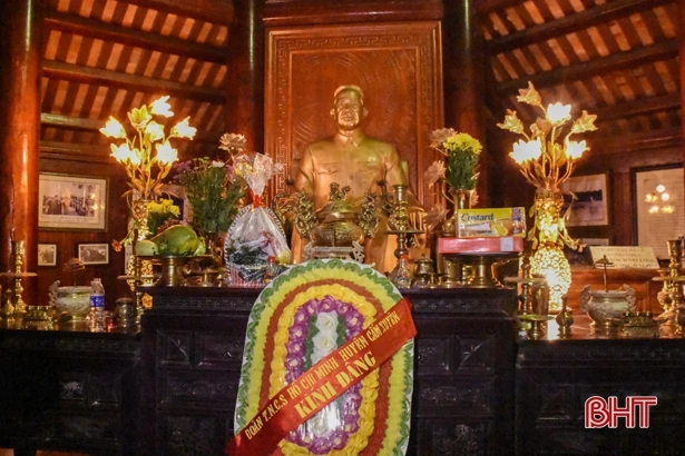 Tuổi trẻ Cẩm Xuyên thắp nến tưởng nhớ, tri ân Tổng Bí thư Lê Duẩn