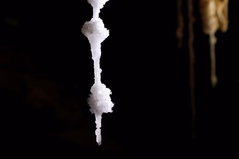 Khám phá hang muối dài nhất thế giới ở Israel