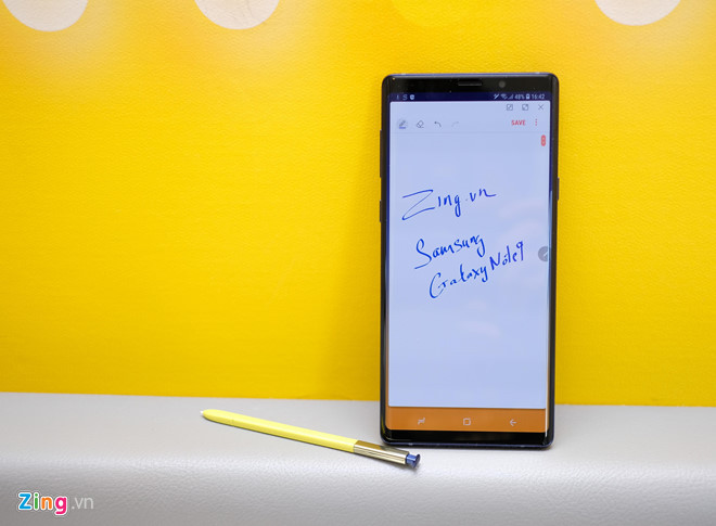Galaxy Note9 chính hãng bản 128 GB giảm 5,5 triệu đồng còn 17,5 triệu đồng. Chương trình áp dụng tại một số đại lý nhỏ. Điểm nổi bật trên model này đến từ bút S Pen hỗ trợ Bluetooth người dùng có thể điều khiển khi chụp ảnh hoặc chuyển slide thuyết trình. Bên cạnh đó, máy sở hữu màn hình lớn 6,4 inch 2K, chip Exynos 9810, RAM 6 GB và viên pin dung lượng 4.000 mAh. Hàng loạt smartphone giảm giá mạnh đầu tháng 4