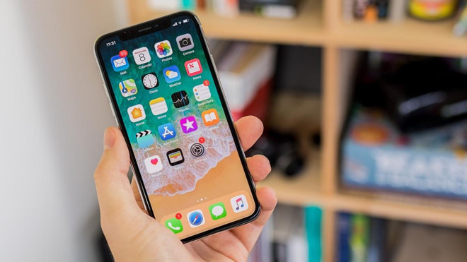 iPhone X chính hãng cũng được các nhà bán lẻ điều chỉnh giá bán. Hiện tại, máy đang có mức giá 20,7 triệu đồng, giảm 2 triệu đồng cho phiên bản bộ nhớ trong 64 GB. Model này sở hữu màn hình OLED 5,8 inch, chip Apple A11 Bionic, tính năng FaceID và chạy trên nền iOS. Camera kép của máy đều có độ phân giải 12 MP, khả năng chụp ảnh tốt. Hàng loạt smartphone giảm giá mạnh đầu tháng 4