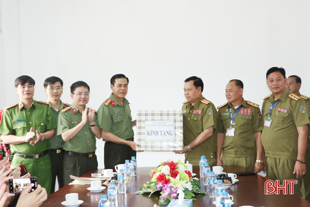 Công an Hà Tĩnh chúc tết Công an tỉnh Bôlykhămxay