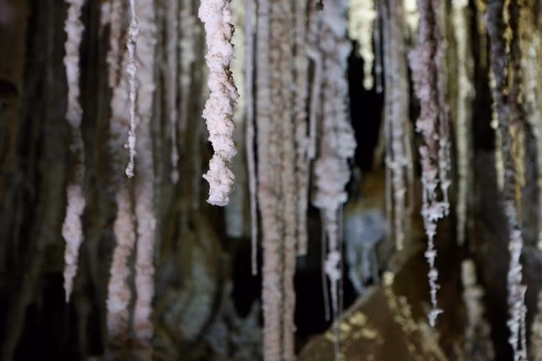 Khám phá hang muối dài nhất thế giới ở Israel