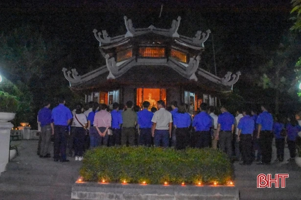 Tuổi trẻ Cẩm Xuyên thắp nến tưởng nhớ, tri ân Tổng Bí thư Lê Duẩn
