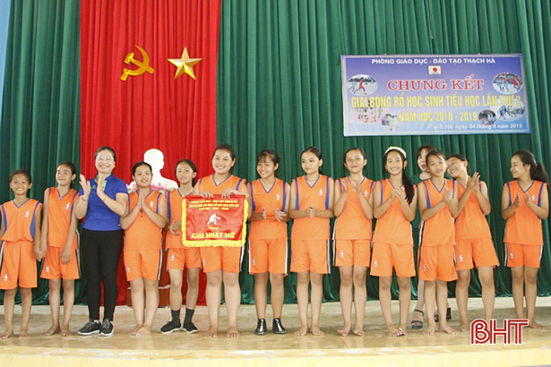 Sôi nổi vòng chung kết Giải bóng rổ học sinh tiểu học ở Thạch Hà