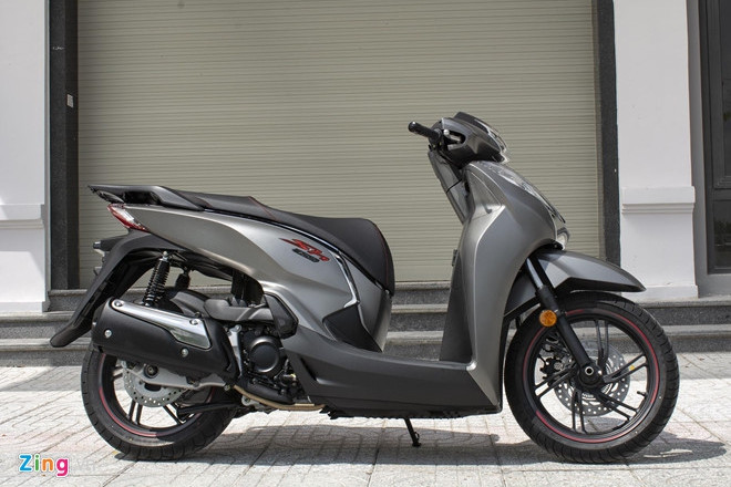 Xe được bổ sung công nghệ kiểm soát lực xoắn HSTC. Ảnh: Thượng Tâm. Honda SH 300i 2019 ra mắt Việt Nam, giá tăng lên 279 triệu