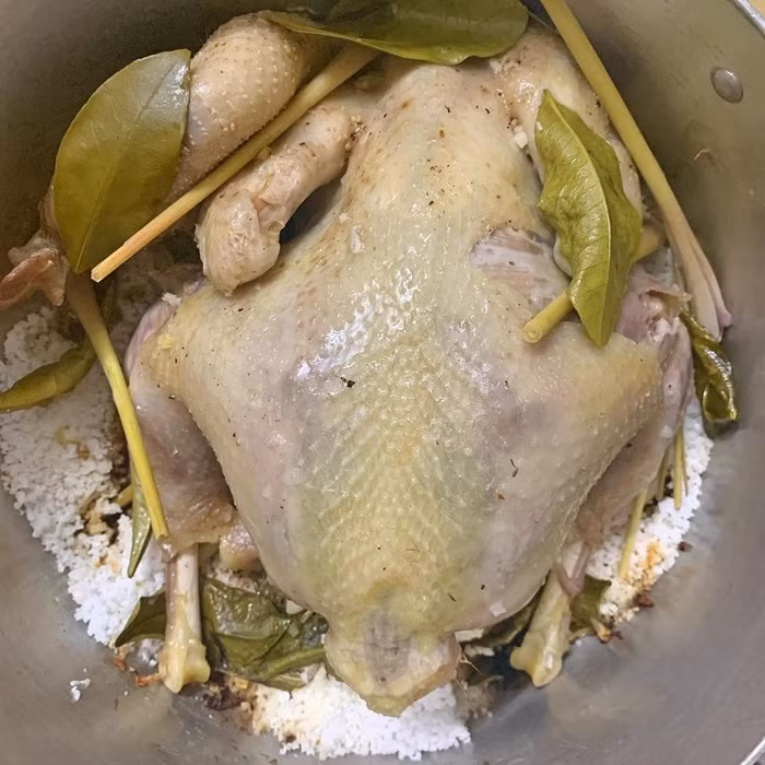 Cách hấp gà bằng muối hạt cực mềm và ngọt thịt, ông xã đi đâu cũng muốn về