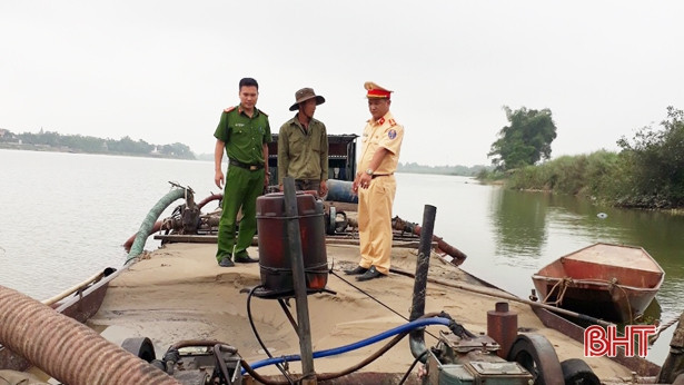 2 ngày bắt 3 vụ khai thác cát trái phép ở Hà Tĩnh