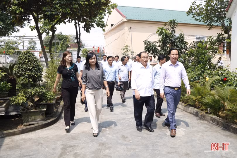 Thường trực Hội đồng nhân dân các cấp tham quan huyện nông thôn mới Nghi Xuân