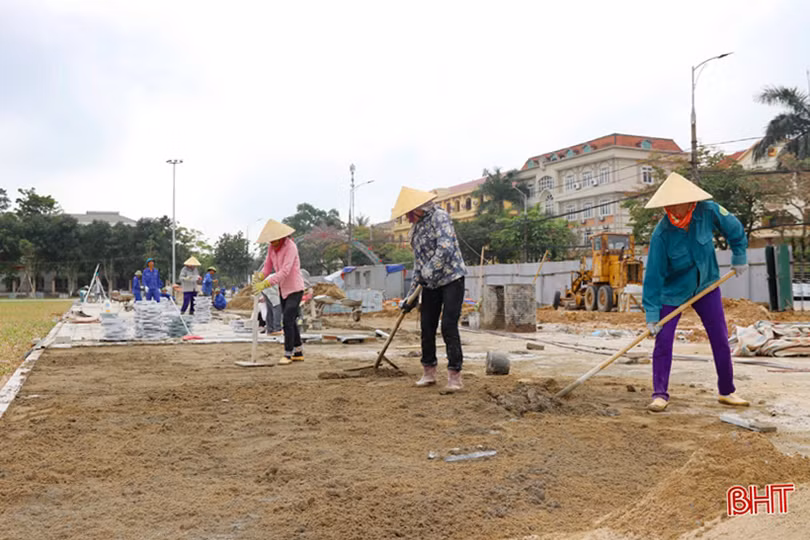 Hối hả công trường chỉnh trang Quảng trường thành phố Hà Tĩnh