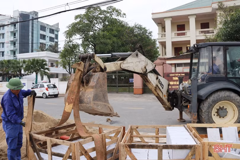 Hối hả công trường chỉnh trang Quảng trường thành phố Hà Tĩnh
