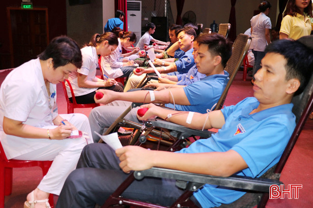 Ngày hội “Giọt máu hồng tình nguyện” huyện Nghi Xuân thu được 222 đơn vị máu