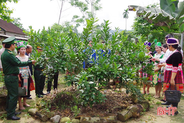 Người dân bản Thoọng Pẹ tham quan khu dân cư mẫu, vườn mẫu tại Hà Tĩnh