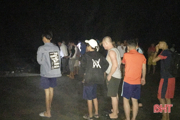 Thi thể 2 nữ giới buộc vào nhau trôi dạt trên bờ biển Hà Tĩnh