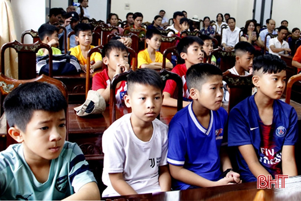 CLB bóng đá Hồng Lĩnh Hà Tĩnh kiểm tra năng khiếu bóng đá trẻ