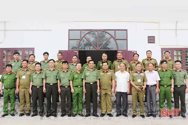 Công an Hà Tĩnh chúc tết Công an tỉnh Bôlykhămxay