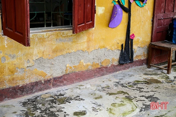 Điểm trường “cắm bản” Hương Khê xuống cấp: “Rất thương học sinh nhưng không biết phải làm sao”!?