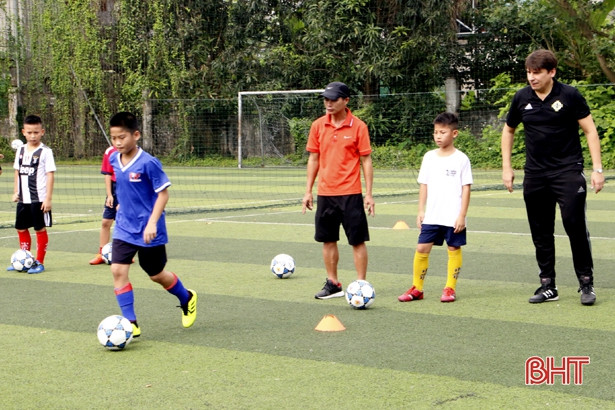 CLB bóng đá Hồng Lĩnh Hà Tĩnh kiểm tra năng khiếu bóng đá trẻ