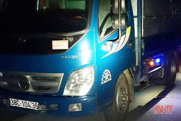 Hà Tĩnh: Bắt giữ xe tải chở gỗ lậu trong đêm