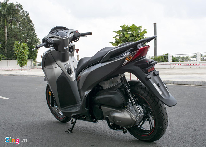 Honda SH 300i có 3 màu gồm trắng đen, đỏ đen và xám đen. Ảnh: Thượng Tâm. Honda SH 300i 2019 ra mắt Việt Nam, giá tăng lên 279 triệu