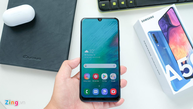 Galaxy A50 chính hãng giảm 600.000 đồng còn 6,4 triệu đồng. Model này có thiết kế thời trang với màn hình khuyết đỉnh hình giọt nước được Samsung gọi là Infinity U, kích thước 6,4 inch, độ phân giải Full HD+ cùng tấm nền Super AMOLED. Máy được trang bị cảm biến vân tay dưới màn hình. Mặt sau của Galaxy A50 nổi bật với cụm 3 bao gồm một camera chính 25 MP, khẩu độ f/1.7, một camera góc siêu rộng 8 MP và một camera xóa phông 5 MP. Hàng loạt smartphone giảm giá mạnh đầu tháng 4