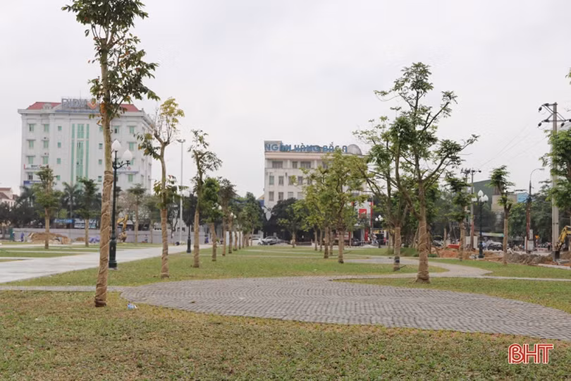 Hối hả công trường chỉnh trang Quảng trường thành phố Hà Tĩnh