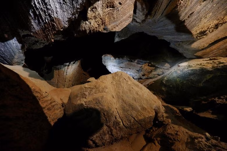 Khám phá hang muối dài nhất thế giới ở Israel