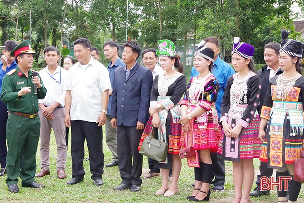 Người dân bản Thoọng Pẹ tham quan khu dân cư mẫu, vườn mẫu tại Hà Tĩnh