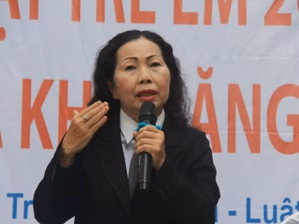 Khi con bị xâm hại, thay vì lo lắng sợ hãi, cha mẹ cần làm gì?