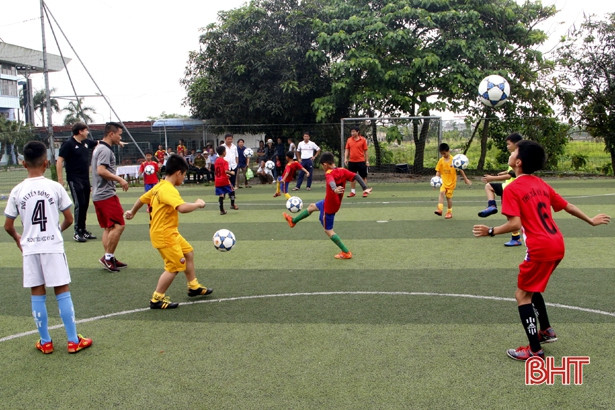 CLB bóng đá Hồng Lĩnh Hà Tĩnh kiểm tra năng khiếu bóng đá trẻ