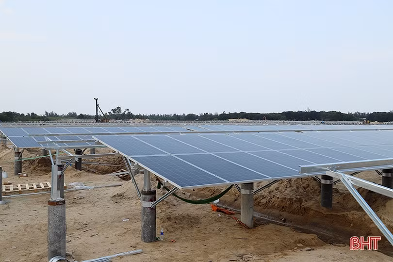 Phấn đấu đưa nhà máy điện mặt trời phát điện lên lưới quốc gia trước 30/6