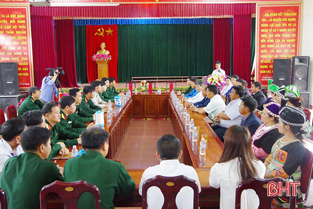 Người dân bản Thoọng Pẹ tham quan khu dân cư mẫu, vườn mẫu tại Hà Tĩnh