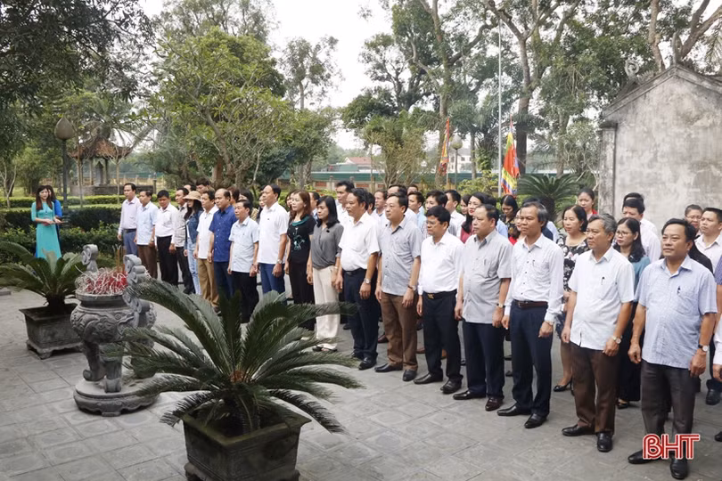 Thường trực Hội đồng nhân dân các cấp tham quan huyện nông thôn mới Nghi Xuân